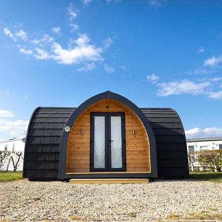 Отель Camping Pods, Dovercourt Holiday Park Харвич Экстерьер фото