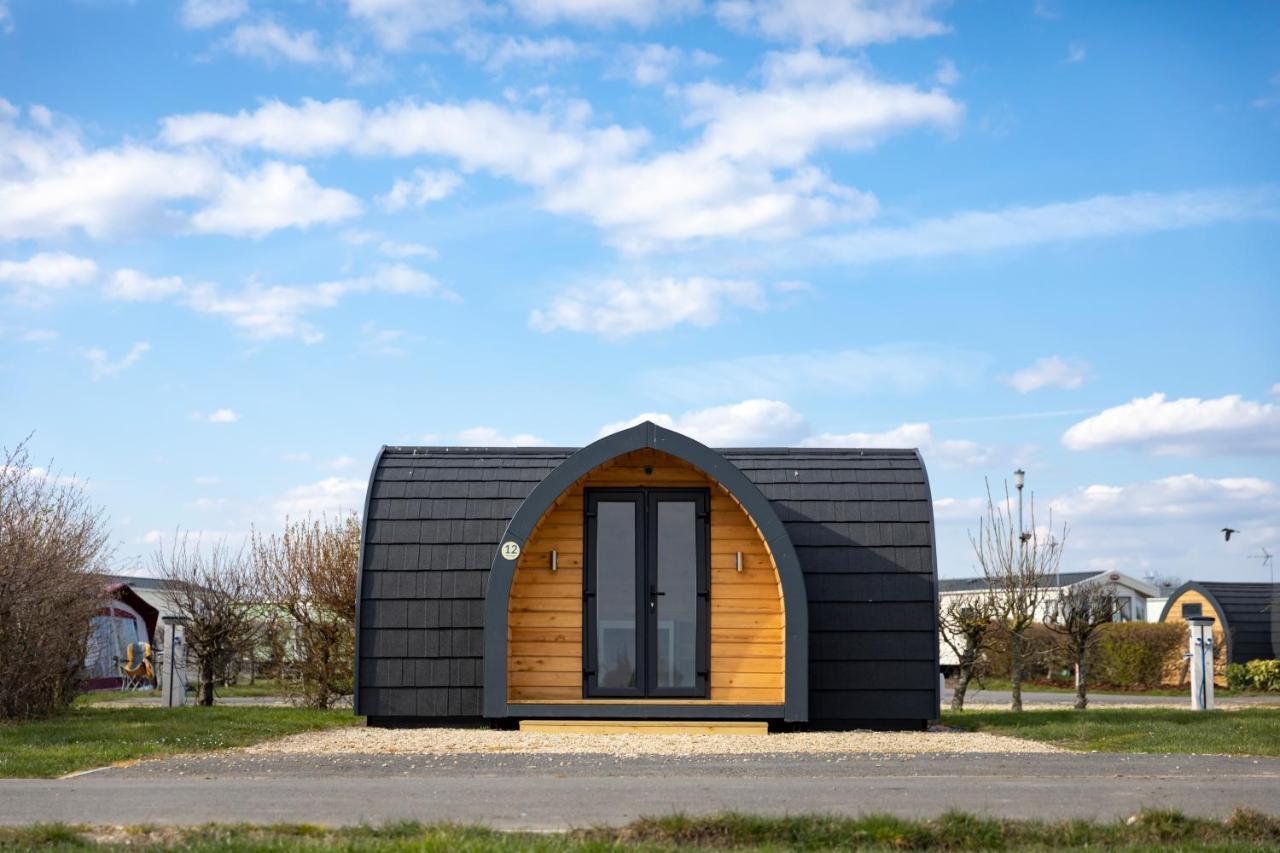 Отель Camping Pods, Dovercourt Holiday Park Харвич Экстерьер фото