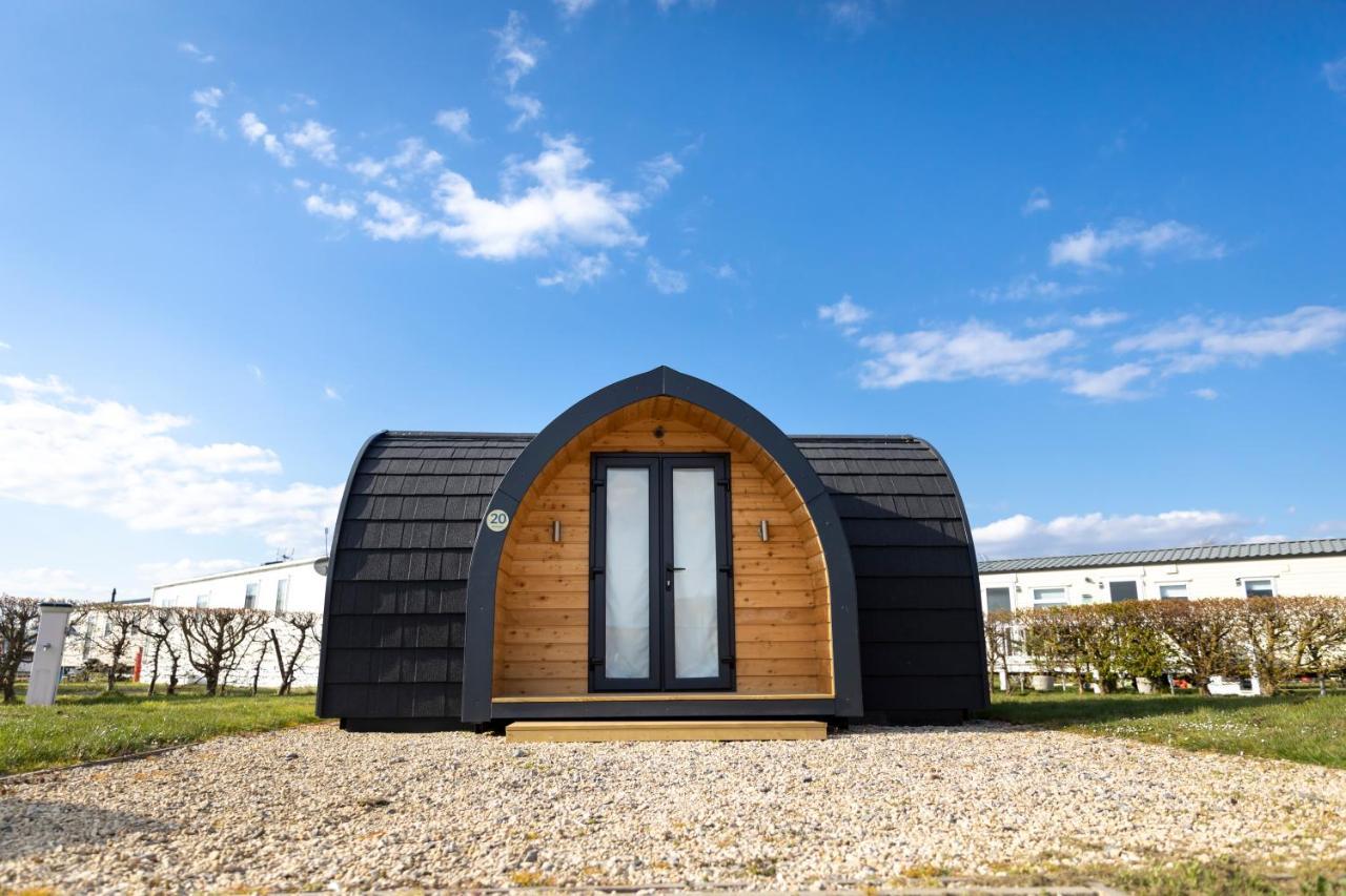 Отель Camping Pods, Dovercourt Holiday Park Харвич Экстерьер фото